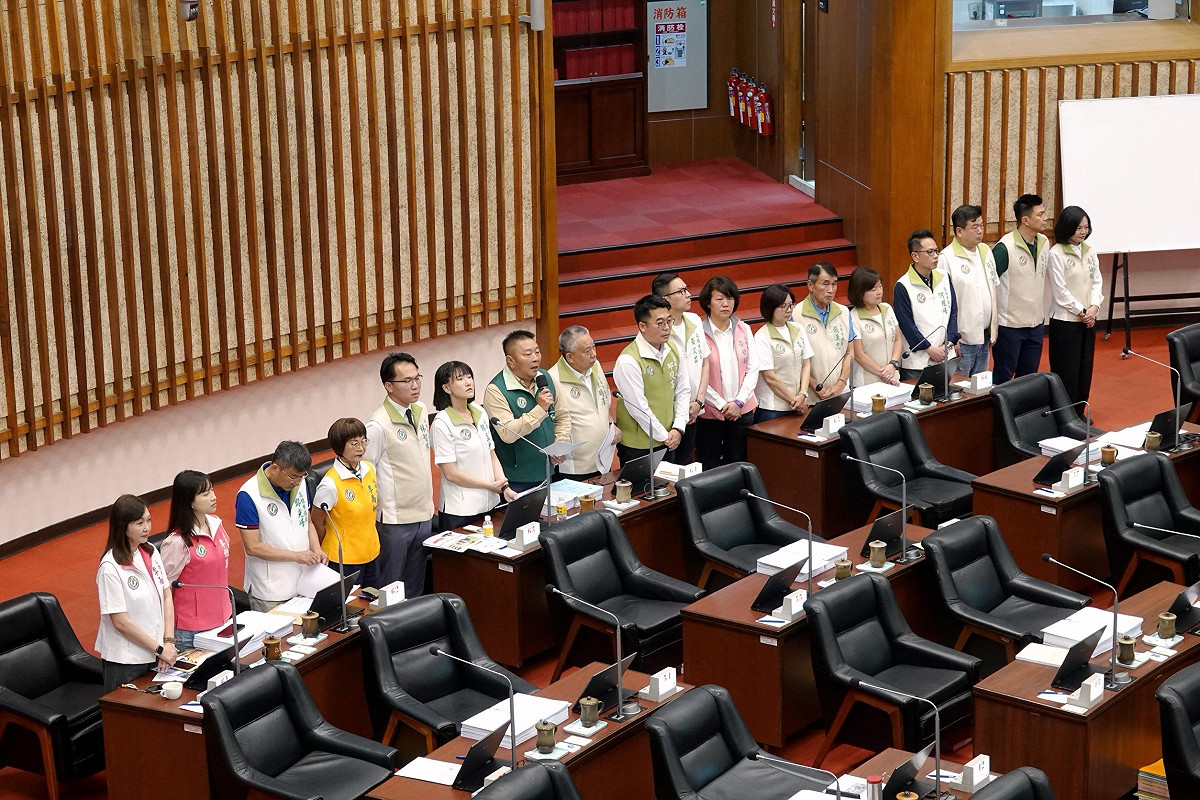 民進黨團質詢陳其邁時，呼籲應務實看待能源政策，並超前部署AI基礎算力設施。 圖：高雄市議會/提供