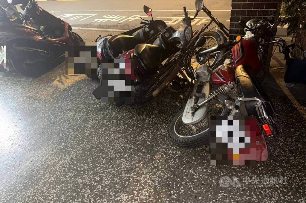 楊姓男子疑因心情不好，31日凌晨行經台北市南港區時竟將路邊停放的多輛機車惡意推倒，導致56輛機車受損，警方獲報後火速於半小時內將他查緝到案。（翻攝照片）中央社記者黃麗芸傳真　115年3月31日