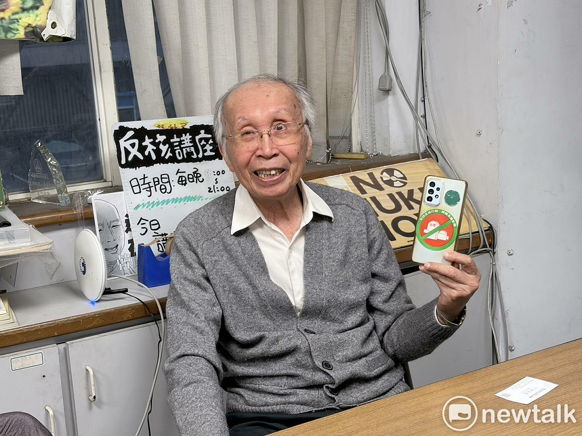 台灣環境保護聯盟創會會長施信民強調台灣之所以不適合核能發展，是因「自然條件」與「社會條件」均未具備發展能力；因此真正要提高的「能源韌性」，關鍵在於「分散式小規模發電」，而非死守大型核電機組。 圖：李宣萱/攝