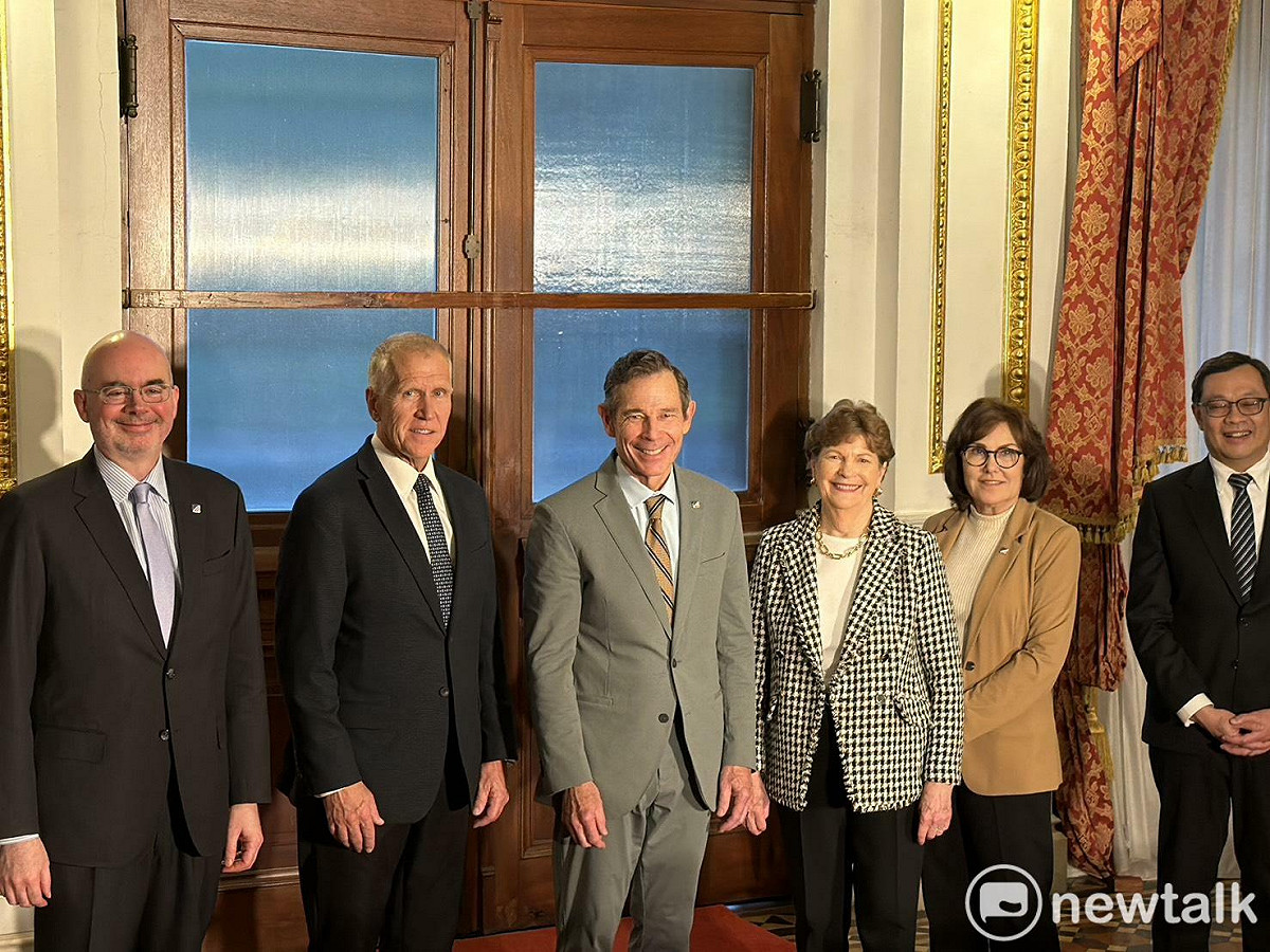 美國聯邦參議員夏欣（Jeanne Shaheen，右三）、匡希恆（John Curtis，左三）、堤里斯（Thom Tillis，左二）、羅珊（Jacky Rosen ，右二）訪問台灣，並於在台北賓館舉辦記者會。與會者包括外交部次長陳明祺（右一）、美國在台協會處長谷立言（左一）。 圖：高逸帆／攝（資料照）