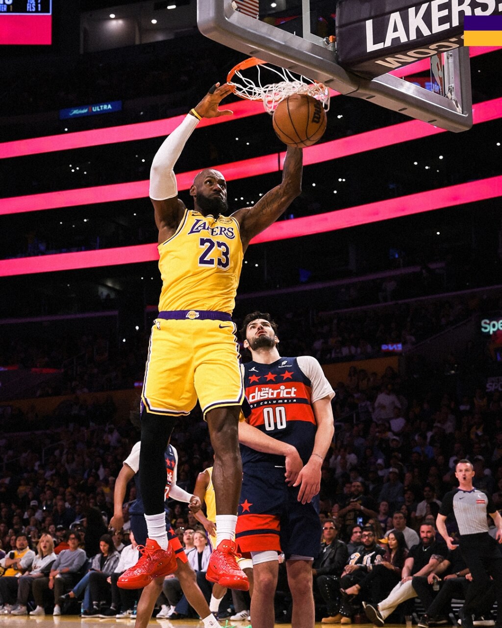 NBA洛杉磯湖人球星詹姆斯（黃色球衣者）30日拿下生涯第125次大三元。（圖取自x.com/Lakers）