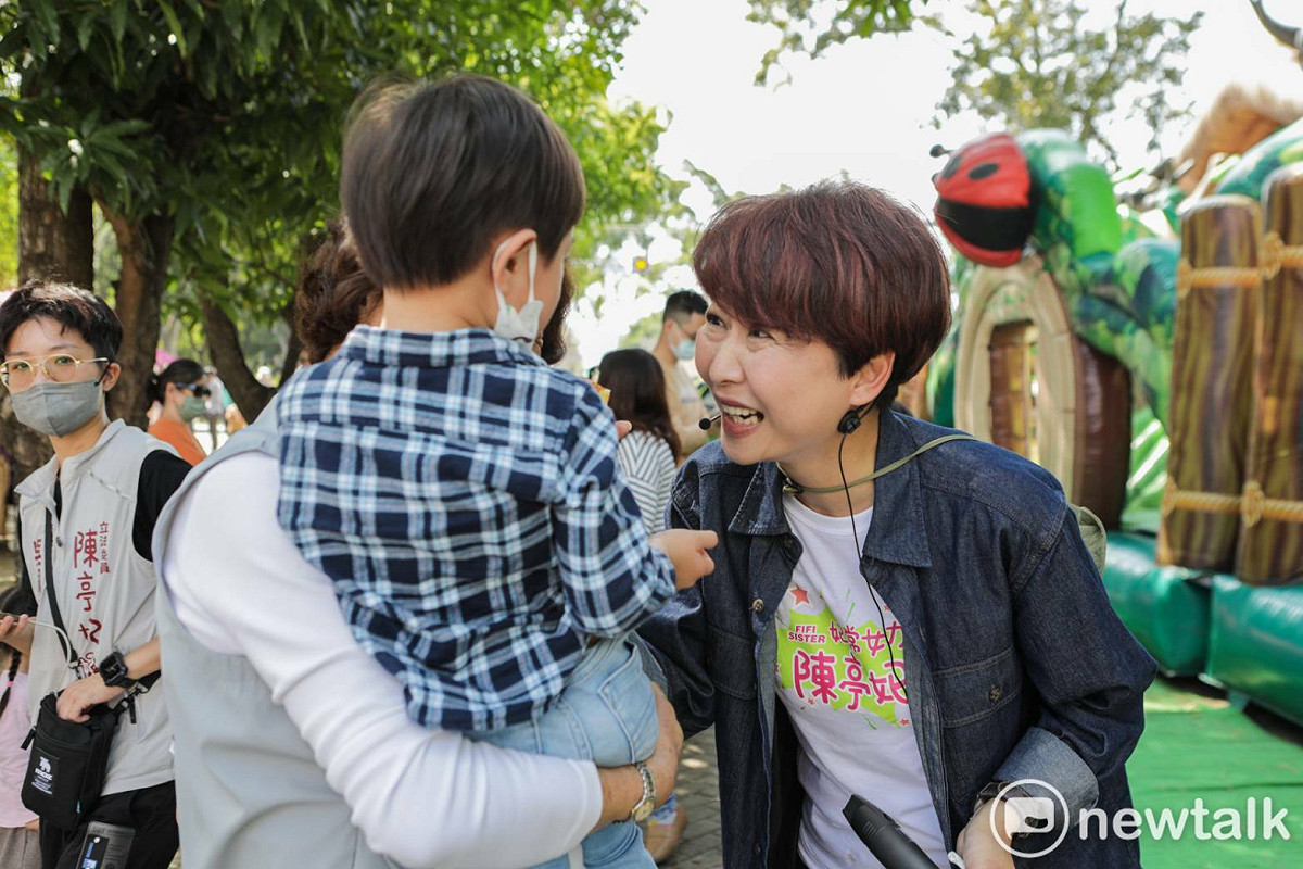 晶光藝術玻璃有限公司為了讓小孩子可以度過快樂的兒童連假，於4月3、4日早上九點到下午五點在安南區規畫大型親子盛事「台江童樂會」，陳亭妃也特別趁熱展開妃妃姐姐陳亭妃童樂區，除了有妃妃姐姐爆米花、茶之魔手、冰淇淋、打彈珠、戳戳樂、拔虎鬚，還搭配台江童樂會的巨型氣墊城堡、消暑水池，更有充滿懷舊風情的童玩闖關。 圖：陳亭妃服務處提供