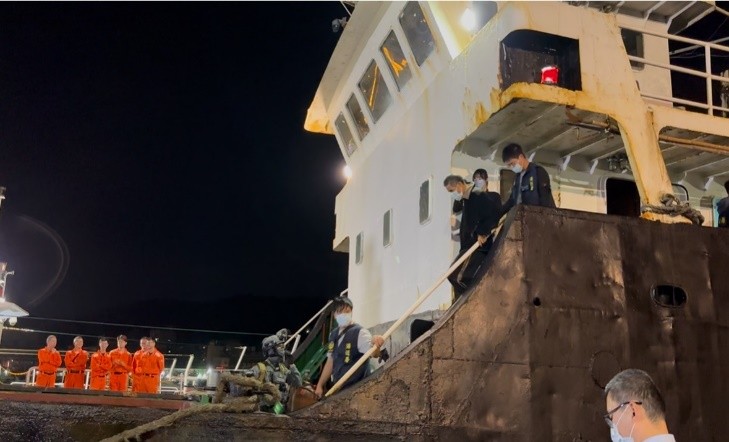 新正合168貨輪船長及船員7名犯嫌下船。 圖：海巡署提供