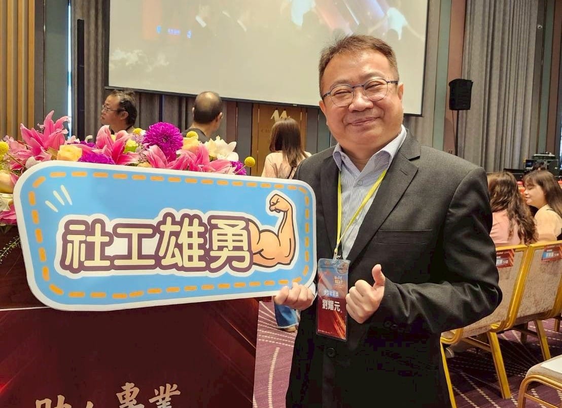 社會局區主任劉耀元獲資深敬業獎殊榮，第一線提供弱勢家庭福利服務。 圖：高雄市社會局/提供