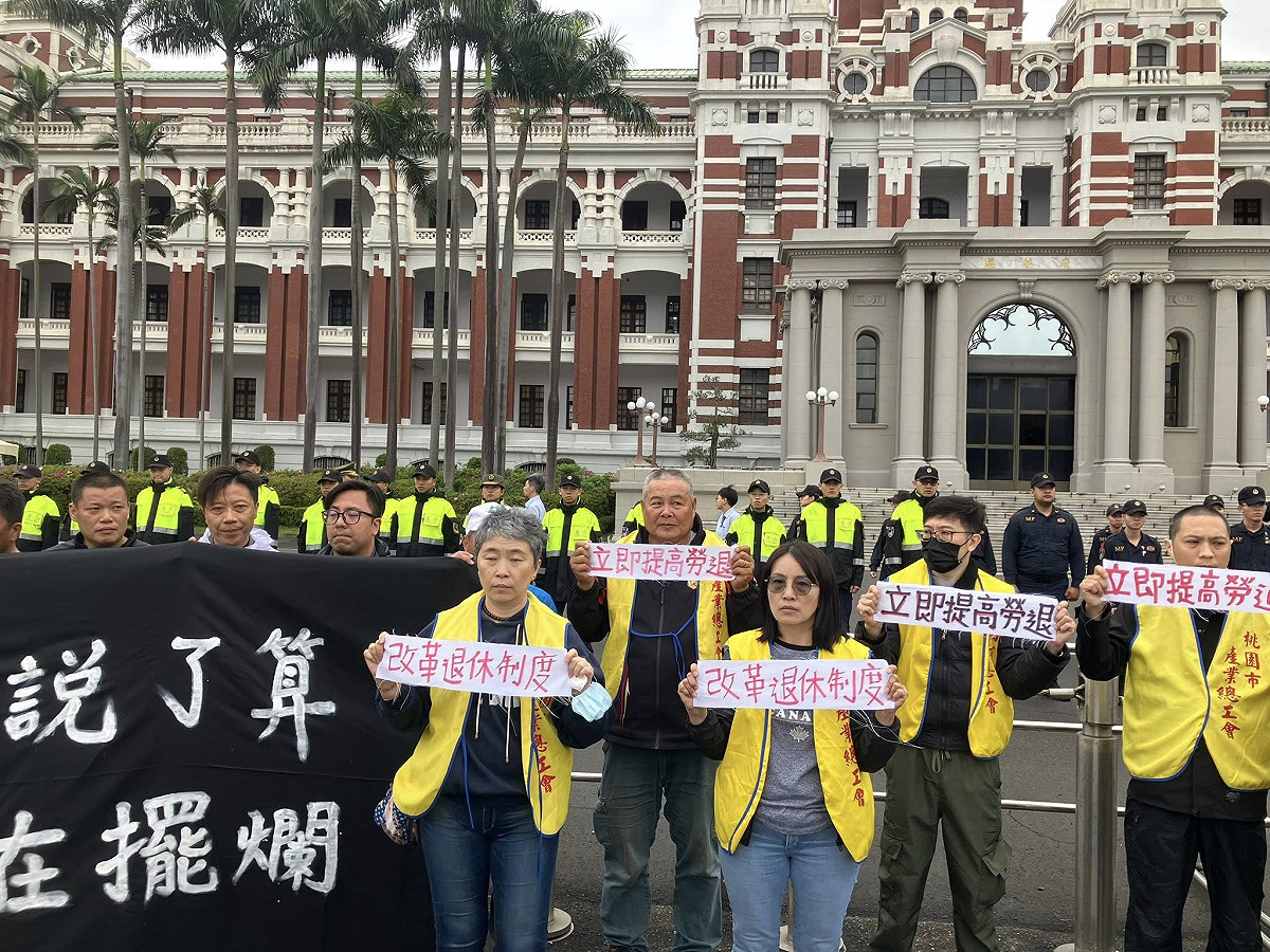 桃產總今（1）日上午 10 時前往總統府前針對勞退新制雇主提撥率長年未調升進行抗議。 圖：桃園市產業總工會 提供