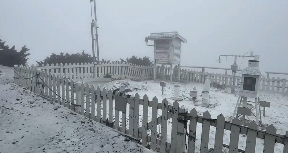 受鋒面與東北季風影響，玉山11時30分降雪，中央氣象署表示氣溫近2度將轉陣雨。 圖：氣象署／提供