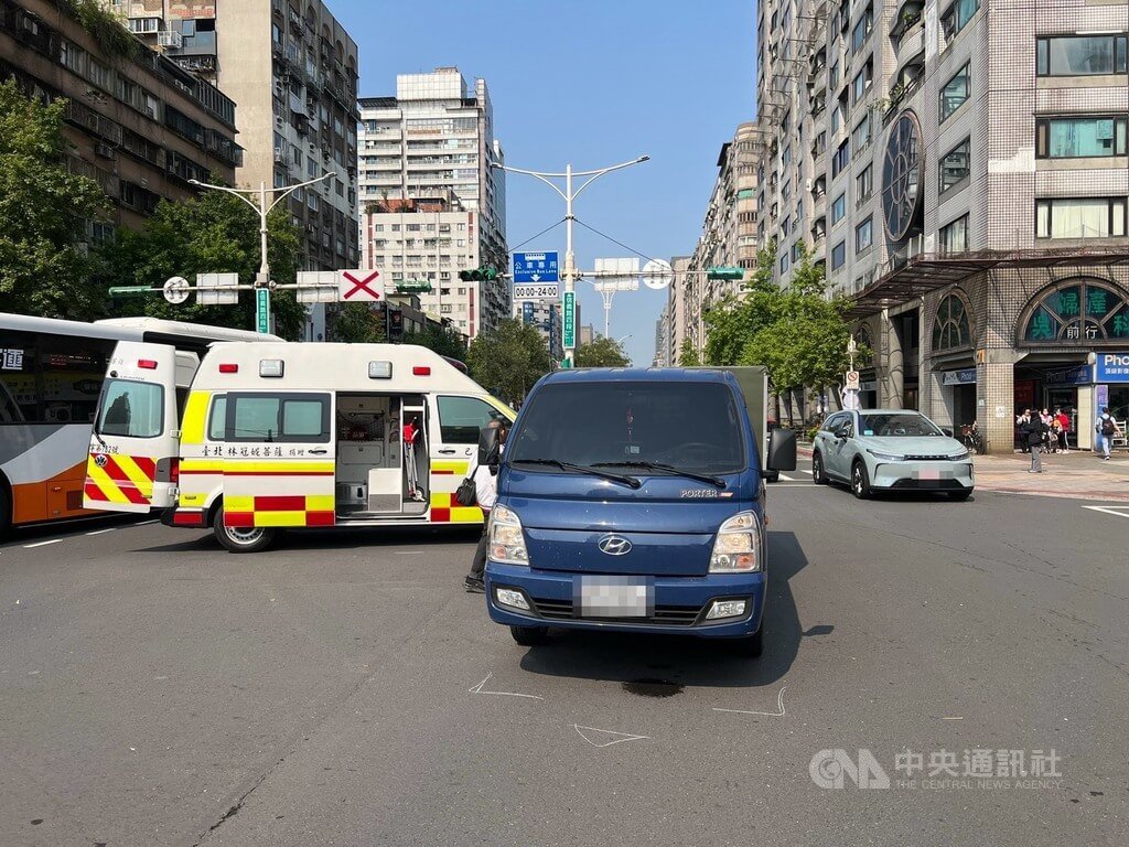 台北市1輛大有巴士88路線公車3月31日行經大安區時，有名女乘客未到站就下車，疑闖紅燈過馬路時遭小貨車撞傷，警消獲報後協助送醫，並依道交條例開罰。（翻攝照片）中央社記者黃麗芸傳真　115年4月1日