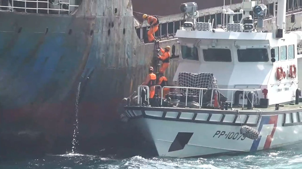 中資背景權宜輪多哥籍「宏泰58」貨船涉拖斷台澎第3海纜線案，中國大陸國台辦1日稱「宏泰58」是被台灣走私團伙操縱；海巡署下午透過新聞稿嚴正駁斥。圖為海巡艦艇攔停登檢畫面。（海巡署提供）中央社記者黃麗芸傳真　115年4月1日