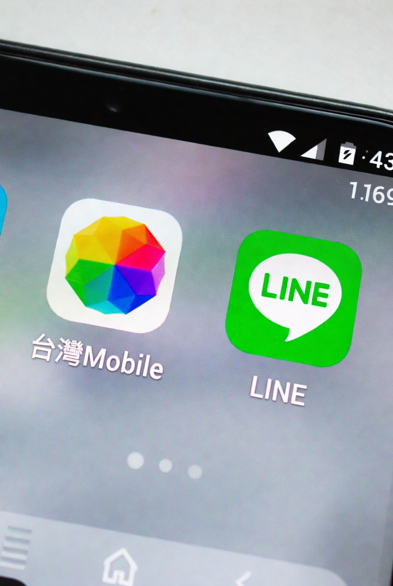 傳不肖人士利用台灣大哥大語音信箱功能與LINE驗證機制盜取用戶帳號。 圖：Grok Imagine AI生成