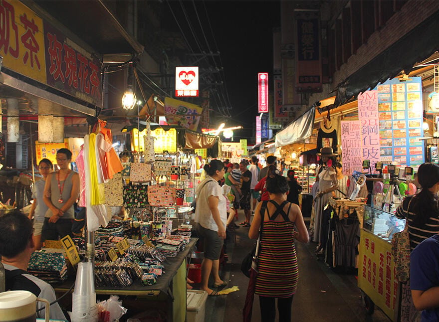 今(1)日新北市議員質詢時提出，有三重夜市攤販反映買不到垃圾袋。 圖：取自新北市觀光旅遊局