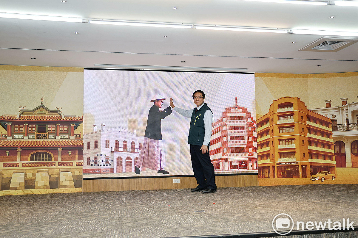 台南市政府發表「台南市文化內容生成平台」，成為六都第一個建立文化AI影像生成模型的城市。該平台以近萬張在地老照片作為訓練基礎，跨單位合作建置專屬AI模型，強化影像生成時的在地辨識度，避免文化內容在數位時代被同質化，並拓展文化影像創作與產業應用可能。 圖：台南市政府提供
