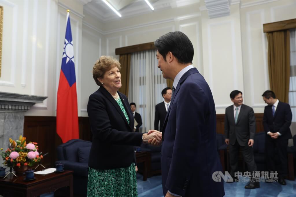 總統賴清德（前右）3月30日上午在總統府接見美國聯邦參議院跨黨派議員訪團，與外交委員會民主黨首席議員夏亨（Jeanne Shaheen，另譯：夏欣）（前左）握手致意。中央社記者吳家昇攝　115年3月30日 圖：中央社提供