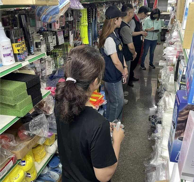 澎湖地區「查緝民生犯罪聯繫平台」為防範不肖業者利用清明連假期間民生物資需求增加，藉機囤積居奇或哄抬物價，1日再度結合縣府消保官、政風室、建設處、警察局及澎湖縣調查站等單位進行聯合稽查。（澎湖地檢署提供）   中央社　115年4月1日