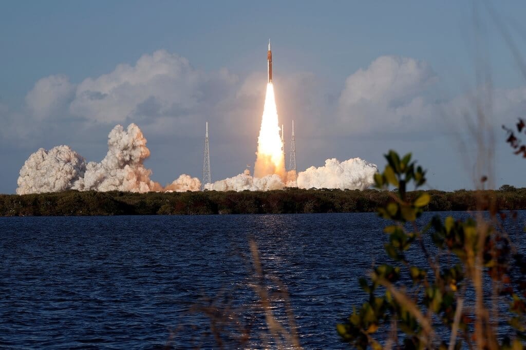 NASA火箭升空1日執行「阿提米絲2號」繞月任務。（美聯社） 圖：中央社提供