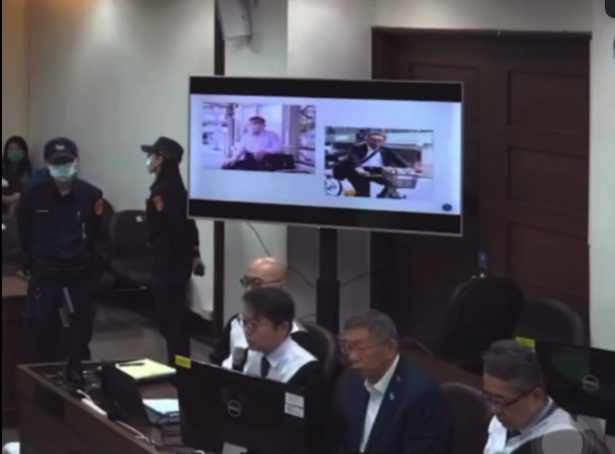 柯文哲委任律師秀搭公車及騎腳踏車照聲稱柯生活簡譜，不可能貪污。 圖：翻攝北院刑事科YT