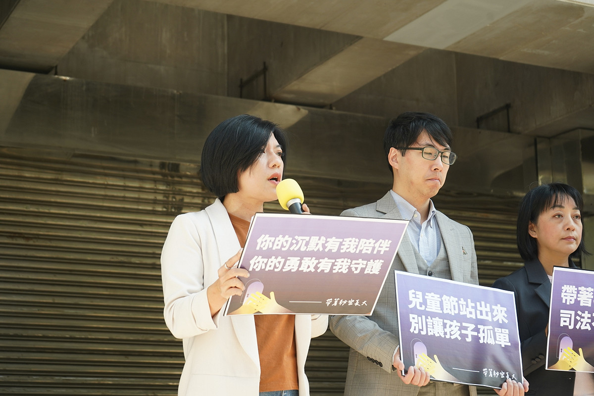 小民參政歐巴桑聯盟李惠暄要求市府公開夏莉絲案的稽查紀錄，並主動協助家長進行刑事與民事追責。 圖：時代力量 提供