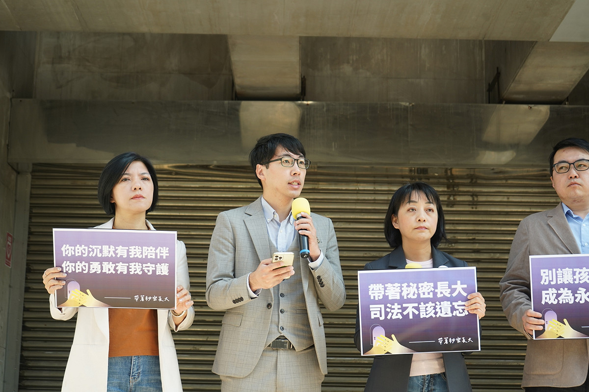 立法院7日三讀通過《刑法》第80條修正，民間司法改革基金會隨後也發表三點聲明。圖（中）為民間司法改革基金會副執行長呂政諺。 圖：時代力量 提供（資料照）