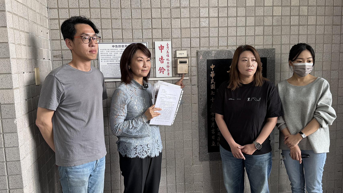 陳麗娜(左二)在黃香菽(右二)、白喬茵(右一)、蔡金晏(左一)等議員陪同下，到高雄地檢署正式對陳其邁等人提告。 圖：陳麗娜服務處/提供