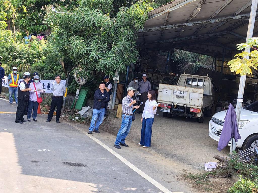 高市府工務局拆除非法佔用戶在現場搭蓋的違建鴿舍，陳麗娜(右一)到場關切。 圖：孫家銘翻攝