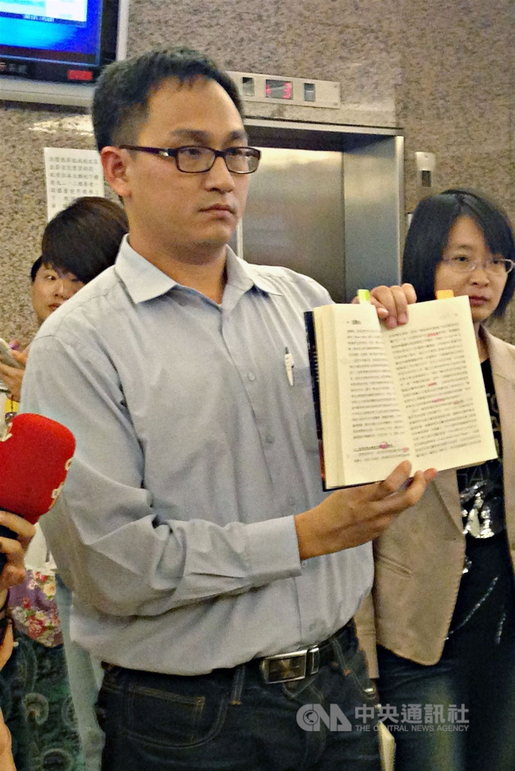圖為前立委助理朱政騏朱政騏（前）。（中央社檔案照片）