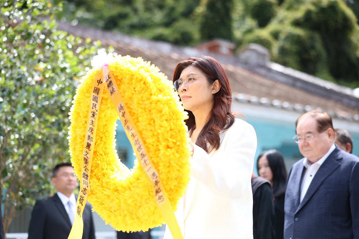 國民黨主席鄭麗文今天上午率黨部主管到慈湖謁陵。 圖：翻攝自鄭麗文臉書