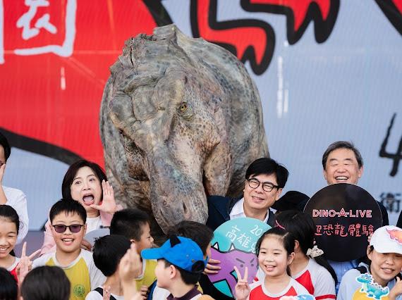 陳其邁(後排右二)陪偏鄉學童與恐龍相見歡。 圖：高雄市教育局/提供