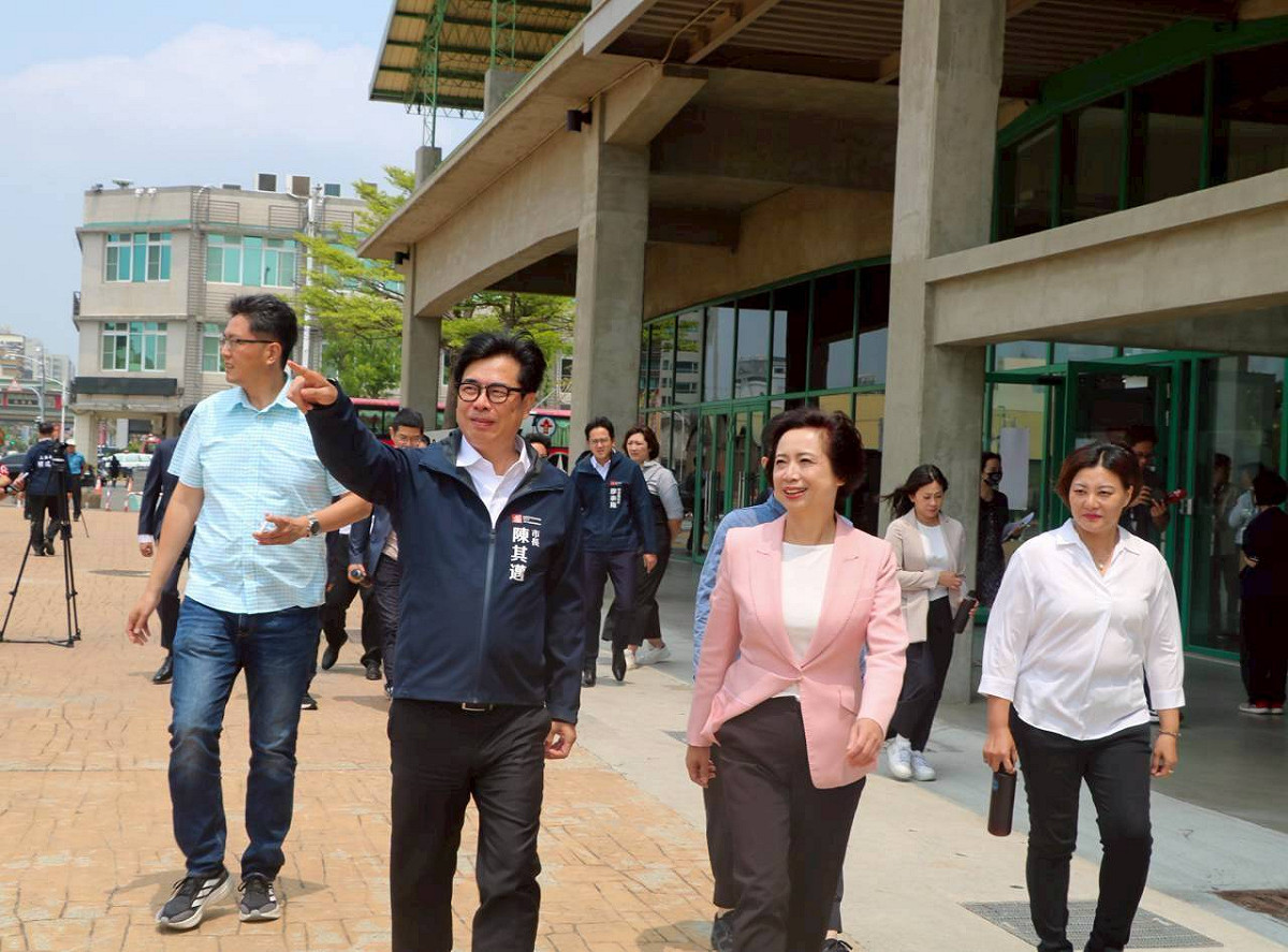 何欣純(右二)高雄益之旅首站參訪AI新創智慧基地「PIER F 棧叁庫」。 圖：何欣純辦公室/提供