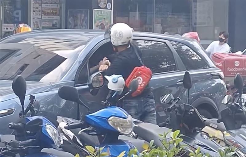 騎士與駕駛於一中商圈處當街爆發拉扯。 圖：翻攝自Threads