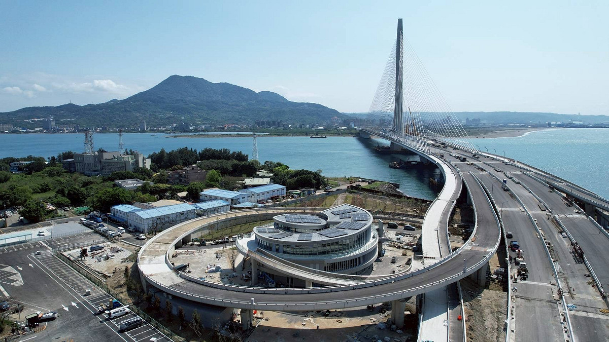 淡江大橋為全世界跨距最大之單塔不對稱斜張橋，未來通車後將成為串聯淡水與八里地區的重要交通動脈。 圖：公路局／提供