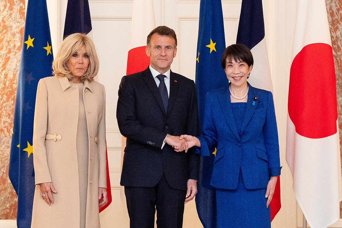 法國總統馬克宏 (中) 1日抵達日本會面高市早苗，左為法國第一夫人碧姬。 圖:翻攝自馬克宏 X