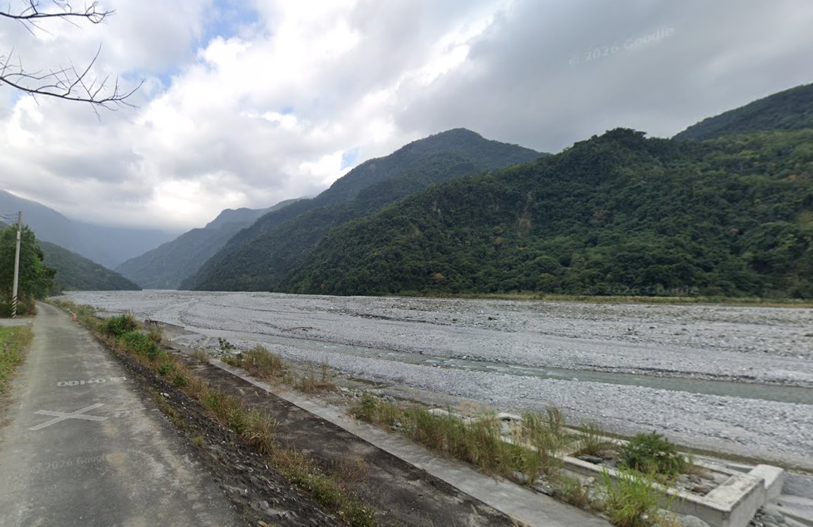 網友PO照，指花蓮縣萬榮鄉西林村壽豐溪河床大量淤積，直言「似曾相似」、「不細看會以為是光復」。 圖：讀者提供