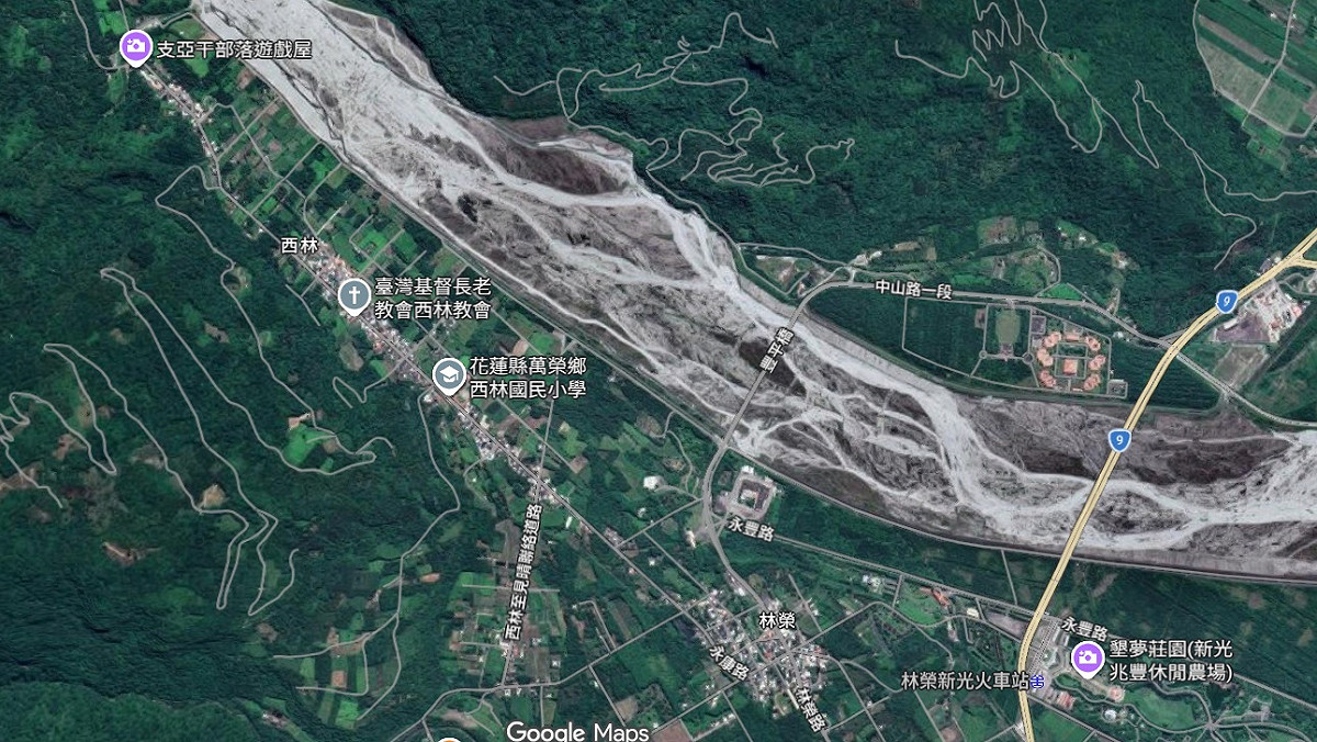 衛星照顯示，花蓮縣萬榮鄉西林村壽豐溪河床大量淤積，網友直言「似曾相似」、「不細看會以為是光復」。 圖：讀者提供