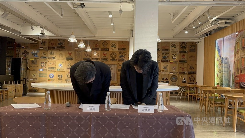歐客佬精品咖啡民國114年12月間舉行說明記者會，董事長王信鈞（左）鞠躬道歉，指因員工標示時未複查，將Finca La Cabra莊園巴拿馬藝伎咖啡豆「誤植」標示為Finca Sophia。（中央社檔案照片）