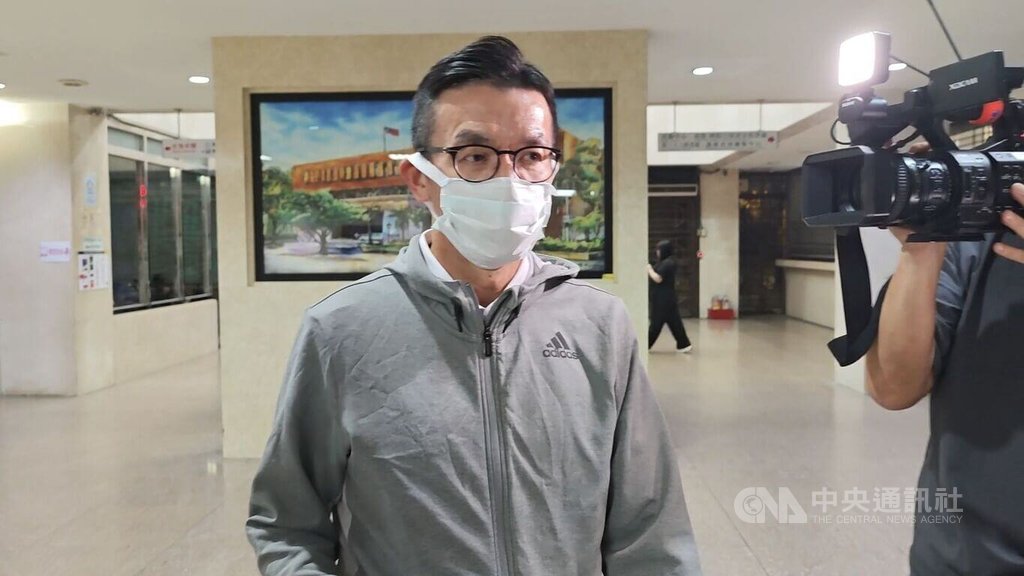 某銀行黃姓協理（圖）等人，疑非法放貸給康友掏空案主嫌王命亮實質控制的公司，2日遭檢調搜索約談，晚間移送台北地檢署複訊。中央社記者謝君臨攝　115年4月2日