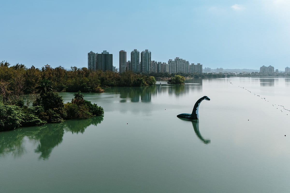 水怪裝置藝術出沒澄清湖園區。 圖：高雄市文化局/提供