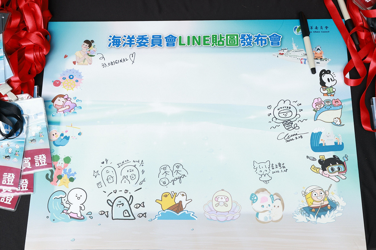 插畫家昀子、33_original、i-yaya、吉文考古、weiweiboy出席海洋主題LINE貼圖發布會繪圖留念。 圖：海洋委員會/提供