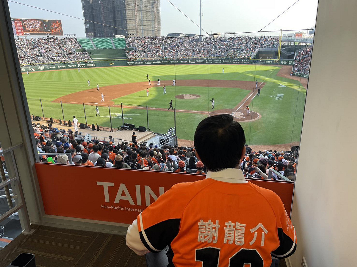 謝龍介痛批黃偉哲是滿腦子是錢的大外行。 圖：翻攝自謝龍介臉書
