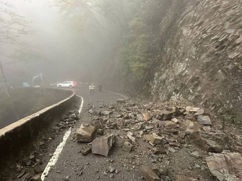 台中市大雪山林道29.4公里處今晨發生落石坍方。 圖：民眾提供