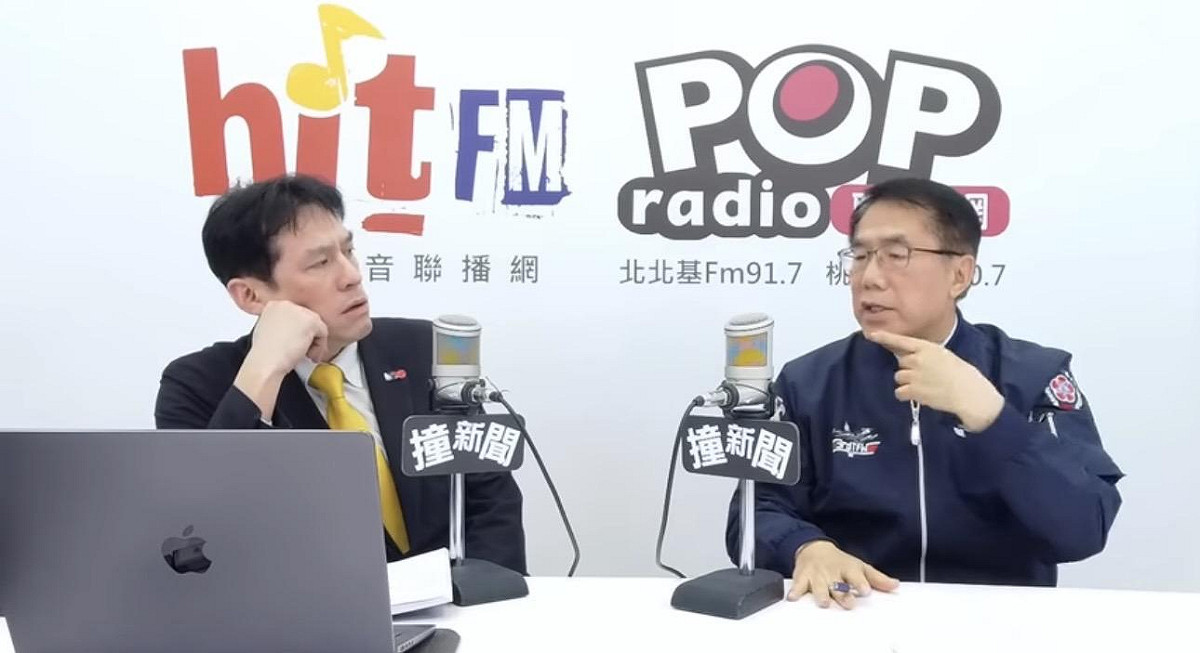 台南市長黃偉哲先前在電台專訪提到台南和亞太棒球場與統一獅的片段被網友翻出，態度相當囂張，甚至以so what回答主持人，讓黃暐瀚也傻眼。 圖：擷自YouTube