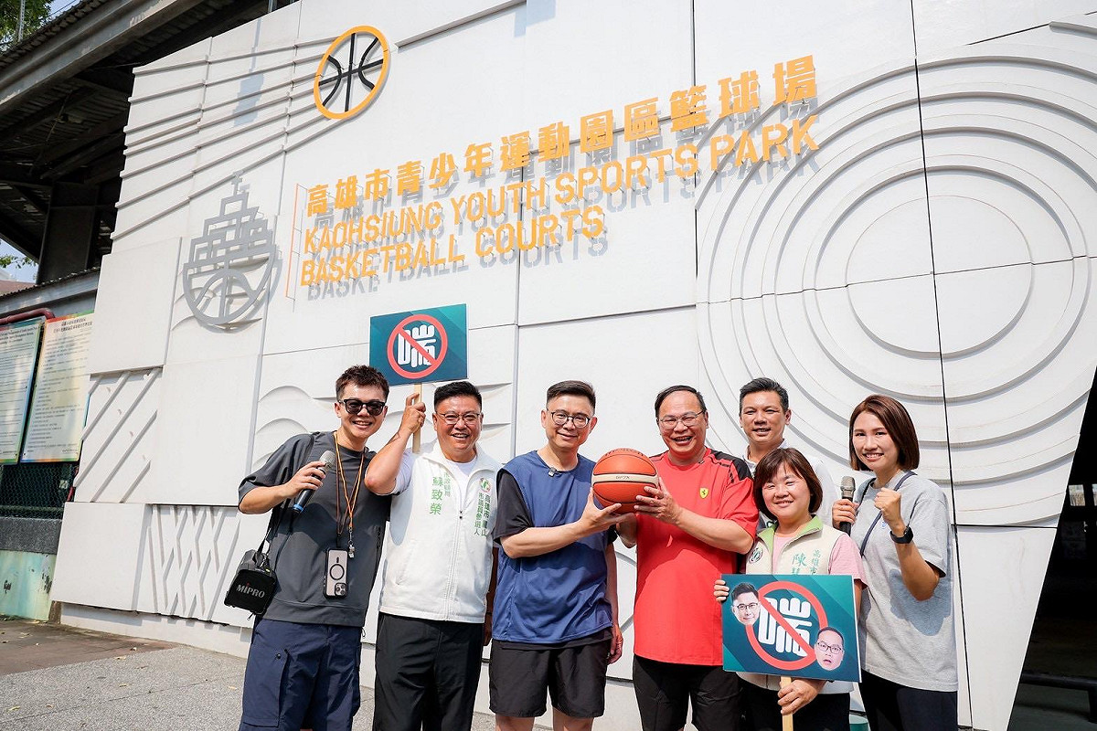 賴瑞隆(左三)與王義川(中)以行動推廣全民運動風氣。 圖：賴瑞隆服務處/提供