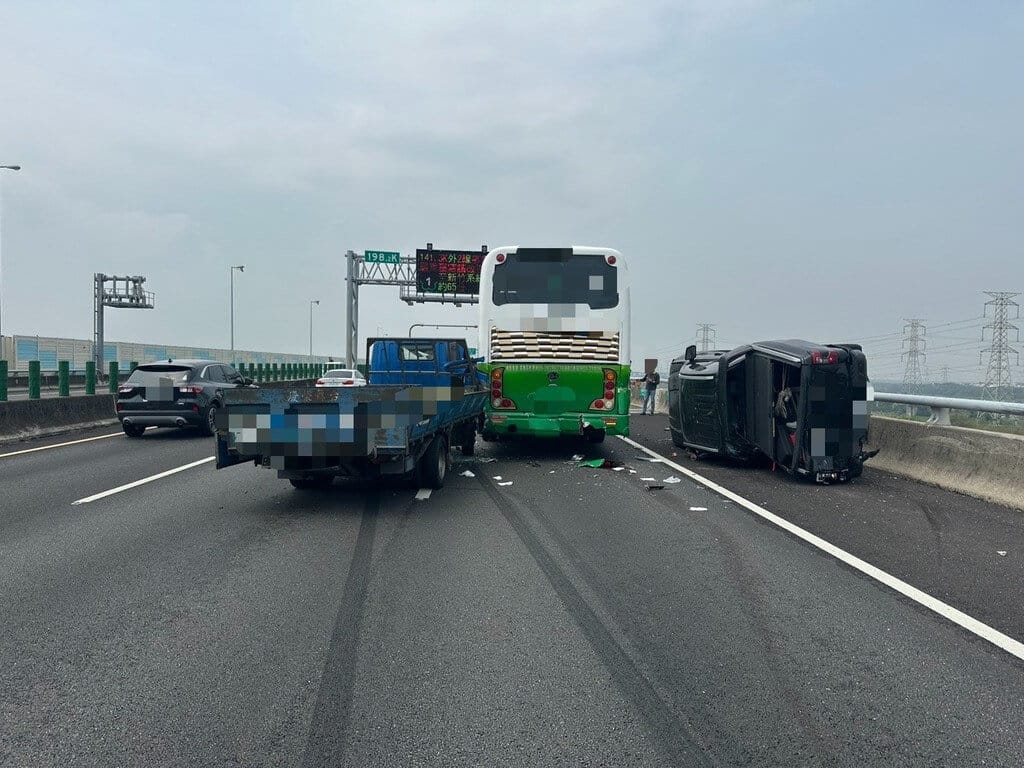 國道3號北上彰化路段3日中午發生多車追撞意外，柯姓男駕駛疑未注意車前狀況，先追撞租賃小貨車，再往前撞擊1輛遊覽車，被撞租賃小貨車側翻在路肩，遊覽車車尾受損，幸無人受傷。（警方提供）中央社記者吳哲豪傳真　115年4月3日