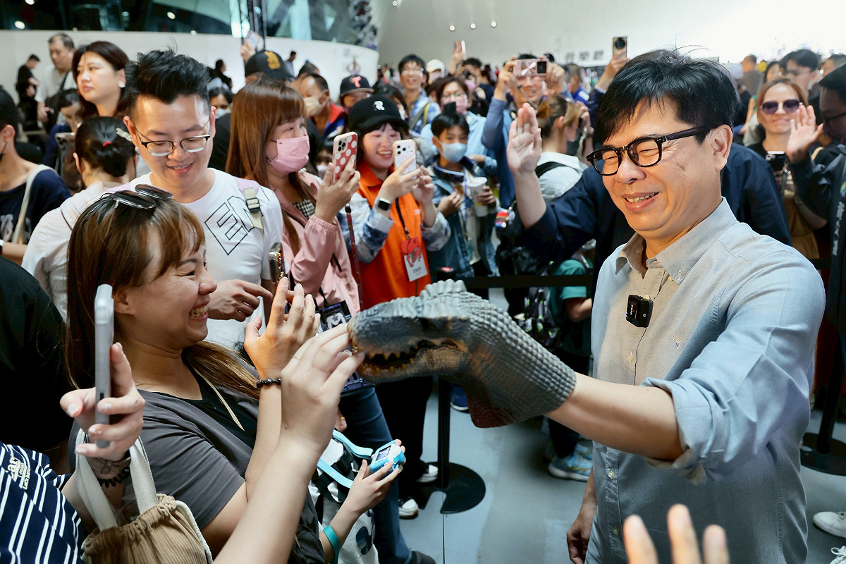 陳其邁(右一)戴上恐龍手套與家長互動。 圖：高雄市政府教育局/提供