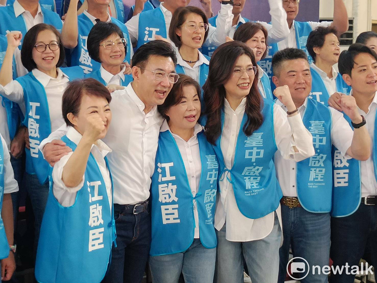 三個姊姊一起擁抱江啟臣。 圖：唐復年/攝