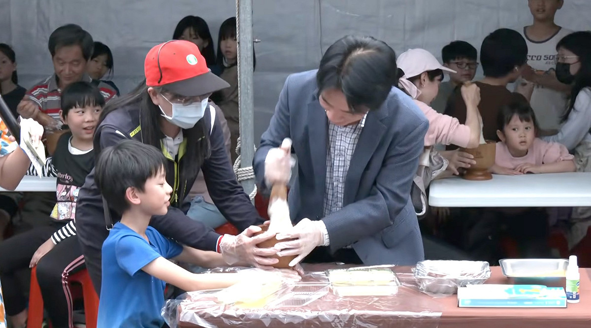 賴清德出席「凱道農玩節 Good R Good Day」活動，並與小朋友一起搗麻糬。 圖：翻攝自共訊