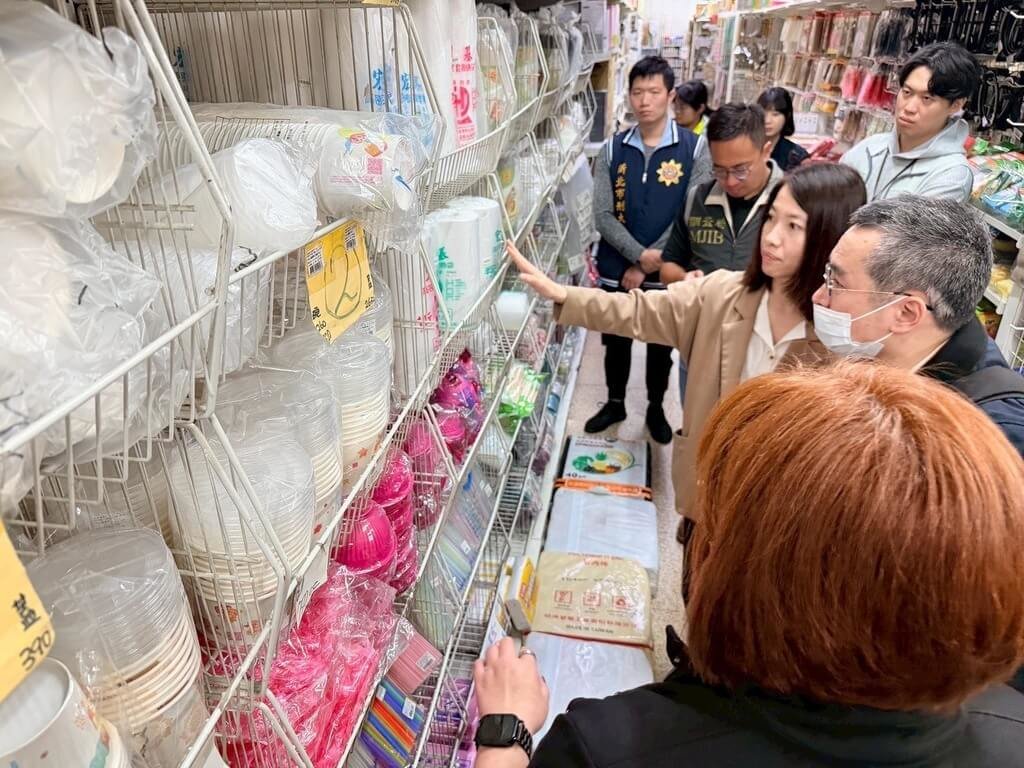 台北地檢署表示，3日實地查訪台北市松山區及新北市新店區的生活百貨商場，針對塑化製品零售端供貨情形與價格波動及上游廠商有無出貨延遲等情況，深入查核。（台北地檢署提供）中央社記者劉世怡傳真 115年4月3日