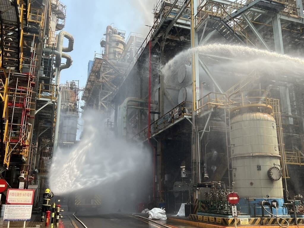 高雄中油大林煉油廠3日下午因槽體洩漏燃燒重油起火，消防局獲報馳援灌救，市府也提醒市民關閉門窗、減少外出。（高雄消防局提供）中央社記者洪學廣傳真　115年4月3日