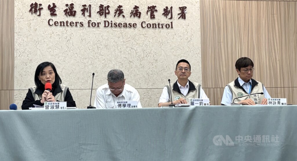 衛福部疾管署2日召開臨時記者會，公布首例本土人類感染H7亞型新型A型流感病例，為70多歲彰化男性鴨農。疾管署發言人曾淑慧（左）指出，初步研判可能是野鳥排遺惹禍。 圖：中央社（檔案照片）