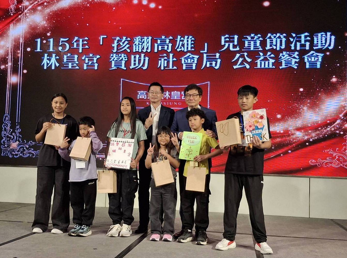 六龜、桃源、那瑪夏兒少致贈感謝卡予高市府及林皇宮。 圖：高雄市社會局/提供