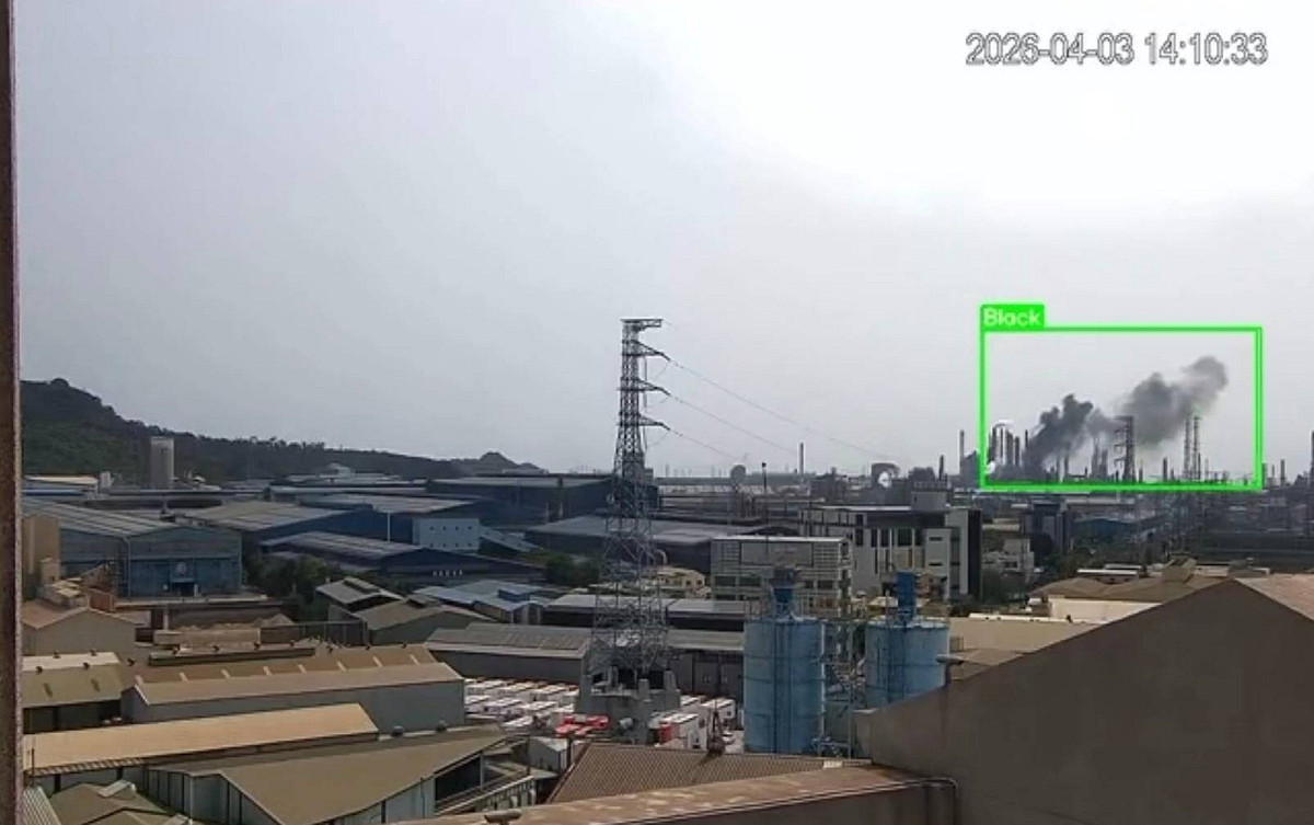臨海產業園區中油大林廠觸媒裂解程序第五媒裂工場火警，引發污染事件。 圖：高雄市環保局/提供