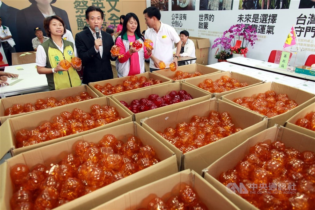 圖為2011年蔡英文台南市競選總部變身為小豬工廠。 圖:中央社(檔案照片）